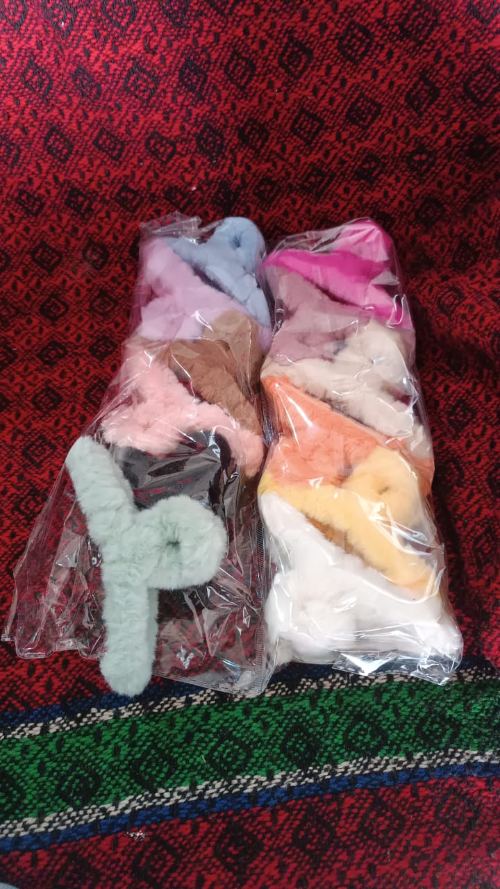 Large Plush Hair Claw Clips, Plastic Fluffy Hair Claw Hair (2 Pc / Mix Color)