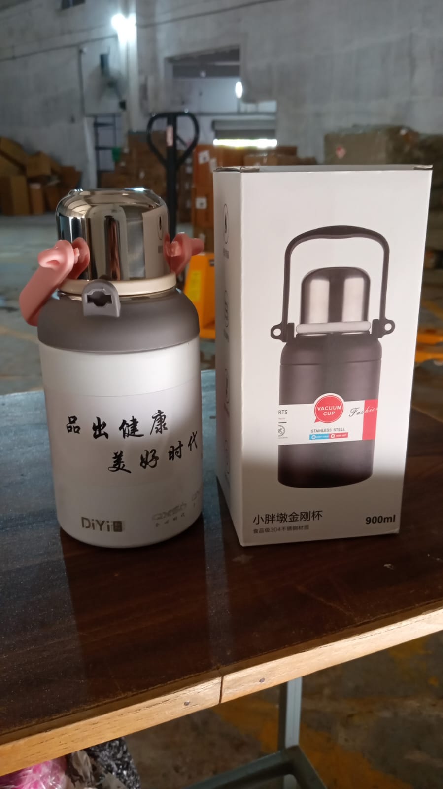 Stainless Steel Vacuum Insulated Water Bottle – 900ML, Leak-Proof, Wide Mouth with Hanging Strap (Mix Color)