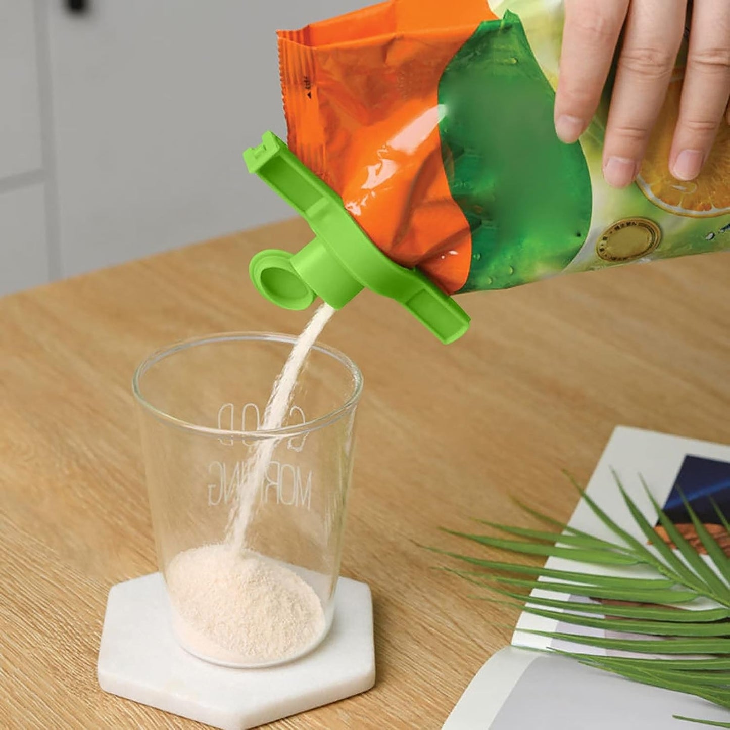 Food Storage Sealing Clip Solid Color Seal Pour Bag Clip Snack Bag Clip Food Bag Sealing Clip Sealing Clamp with Cap Kitchen Chip Bag Clips (2 Pc)