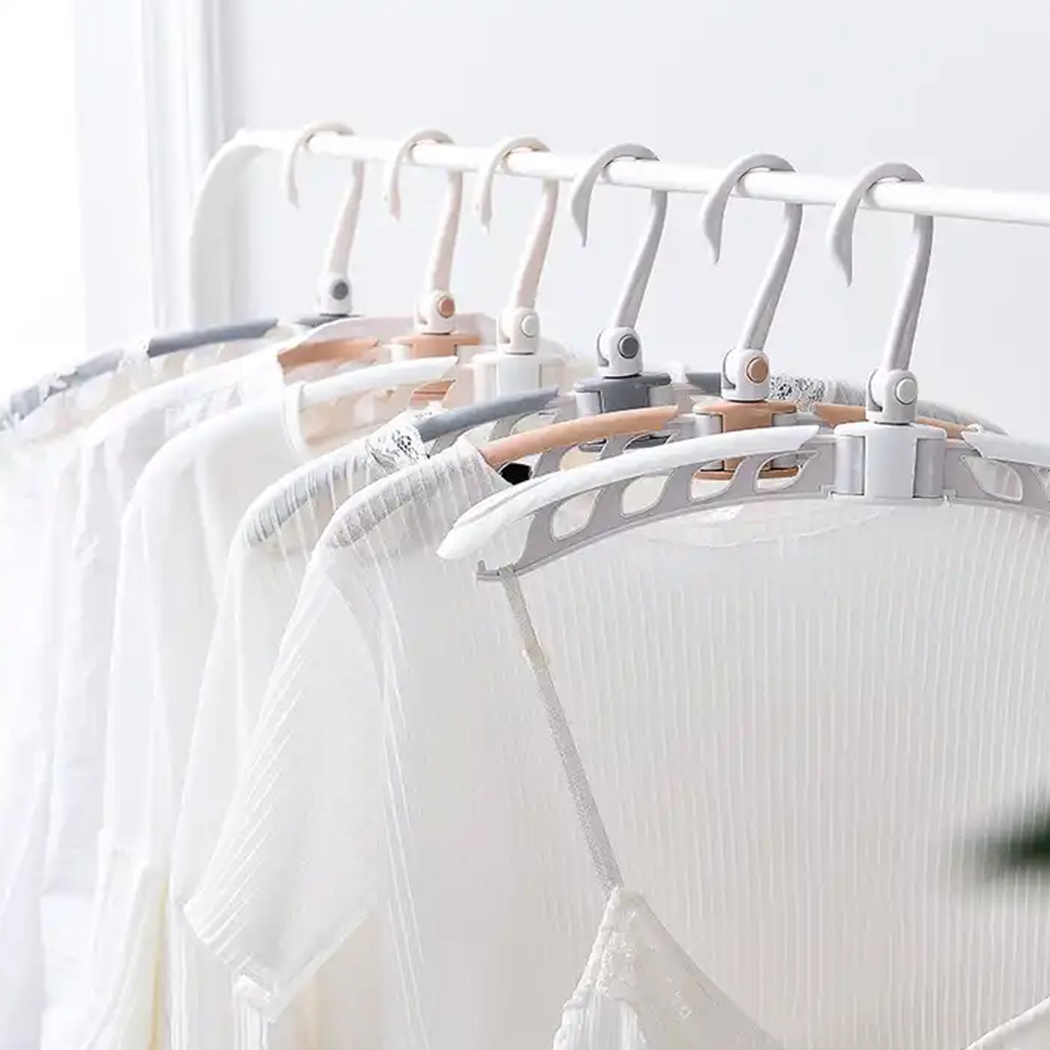 Adjustable folding clothes hanger, 360Â° rotation