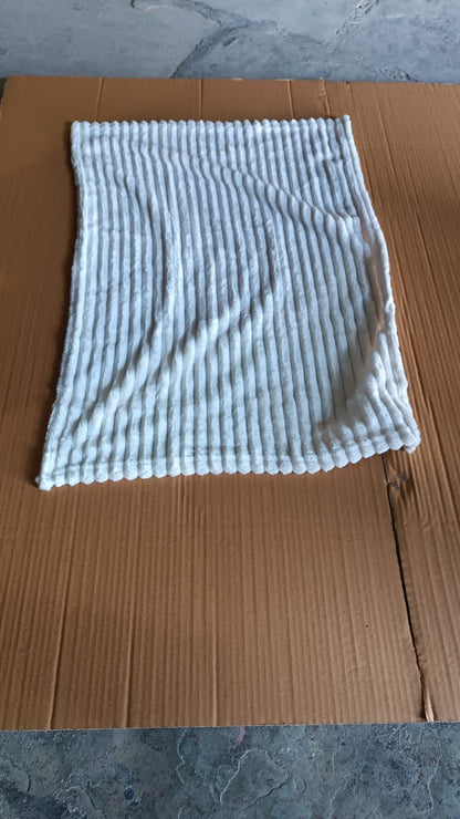 Pet Soft Cat Dog Blanket / Towel Soft Warm Sleep Mat (70Ãƒâ€”50 Cm / 1 Pc / Mix Color & Design)