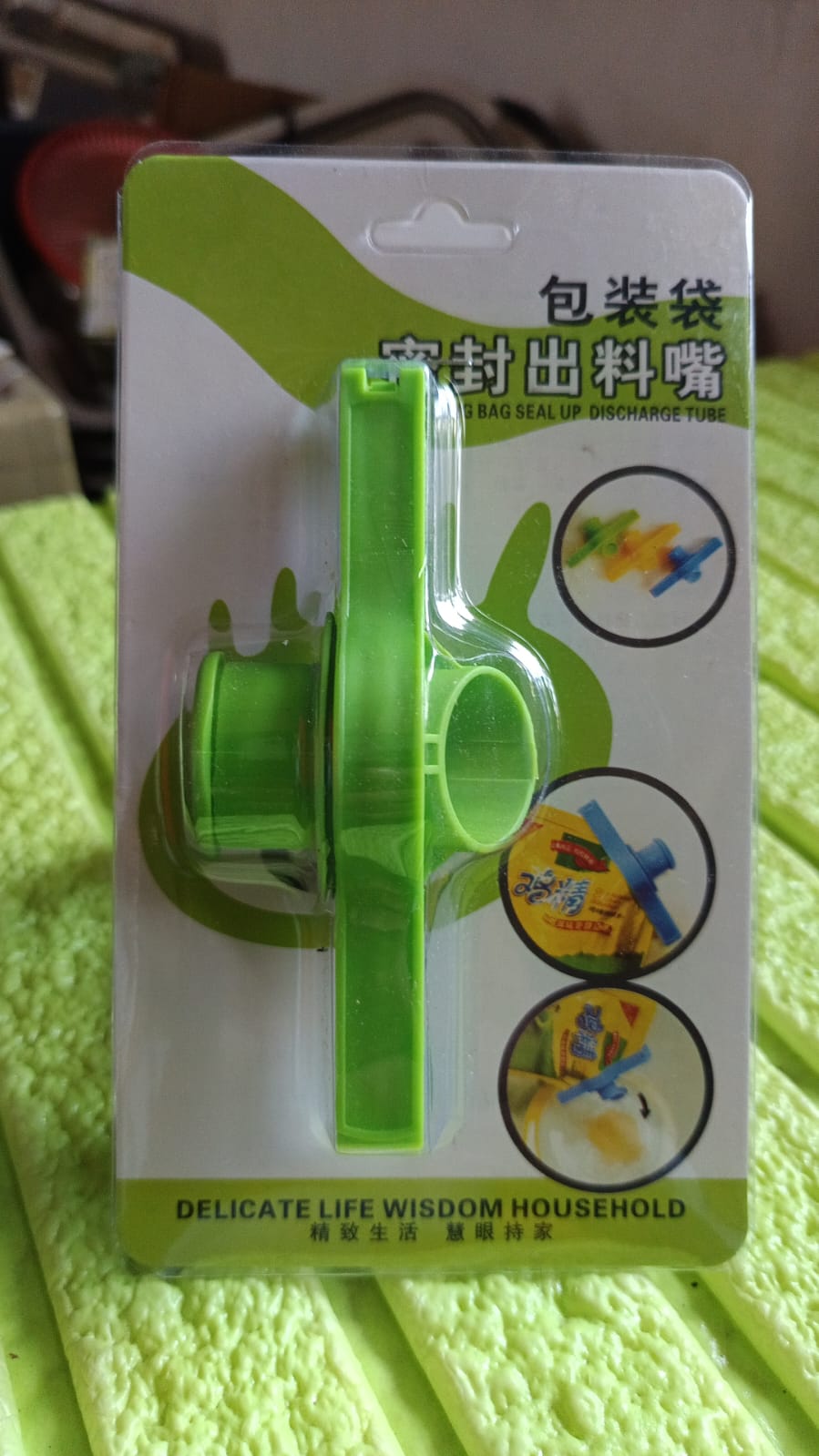 Food Storage Sealing Clip Solid Color Seal Pour Bag Clip Snack Bag Clip Food Bag Sealing Clip Sealing Clamp with Cap Kitchen Chip Bag Clips (2 Pc)