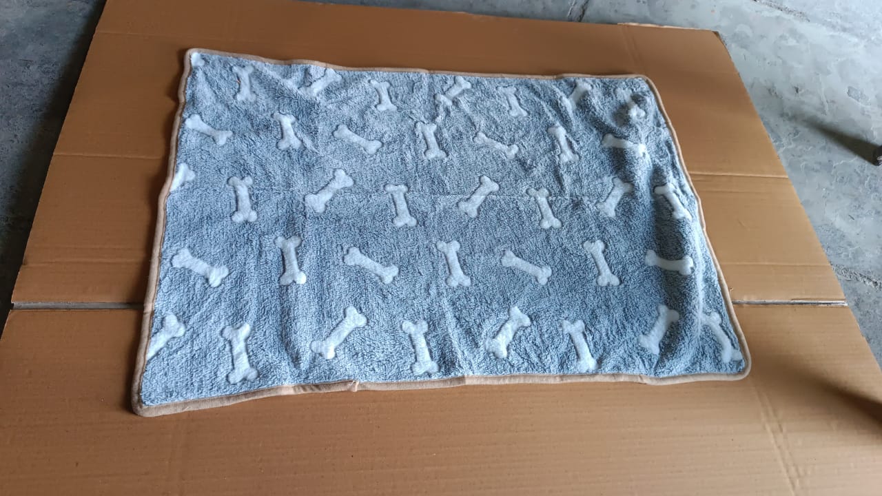 Pet Soft Cat Dog Blanket / Towel, Warm Sleep Mat (75Ãƒâ€”55 Cm / 1 Pc / Mix Color & Design)