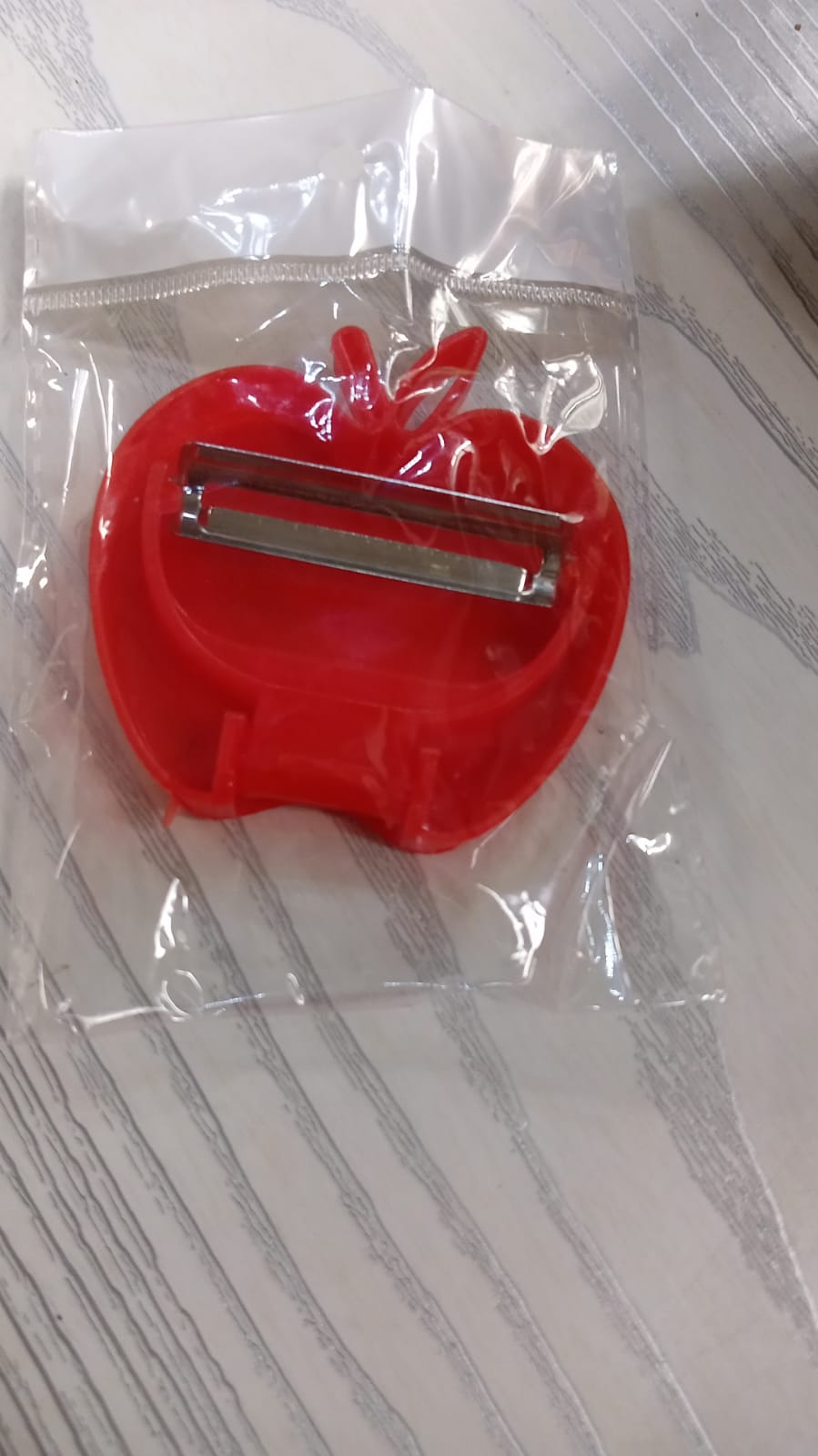 Apple-Shaped Folding Peeler Ã¢â‚¬â€œ Compact & Easy Veg Peeling