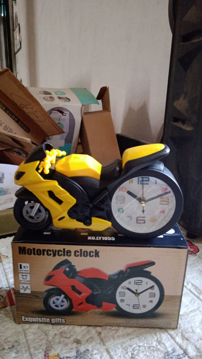 Retro Motorcycle Alarm Clock Ã¢â‚¬â€œ Novelty Bike Engine Style Desk Clock