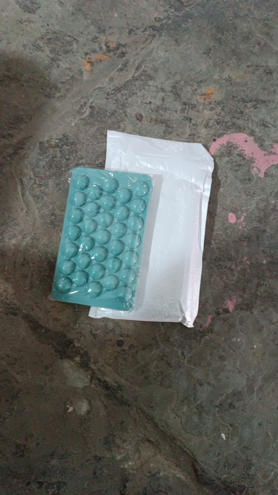 Plastic Round Reusable Ice Cube Ice Ball Mold / Lolli Candy Maker 33 Moulds (16.5Ãƒâ€”10 Cm / 1 Pc)