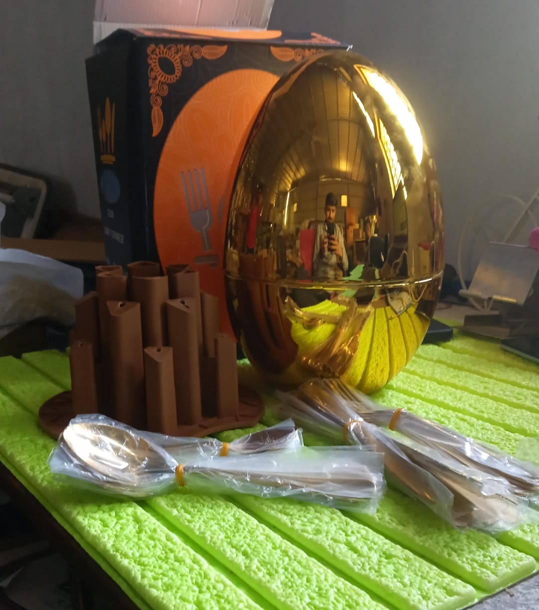 Premium Cutlery Set 24 Pcs with Oval Shaped Stand | Beautiful Stylish Oval Designed Cutlery Sets, Egg-Shaped Luxury Spoon Holder SetÃ‚Â  (Golden / 24 pcs set)